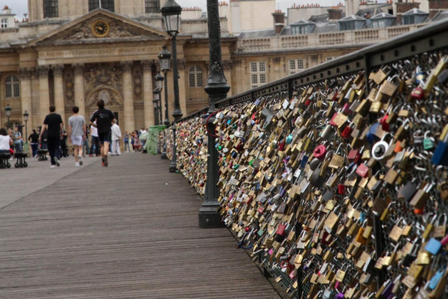 La Mairie de Paris se lance dans les selfies, en vue d’arrêter la folie des cadenas.