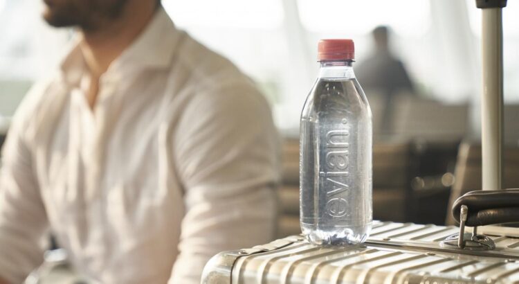 Evian dévoile la première bouteille 100% matière recyclée et 100% recyclable