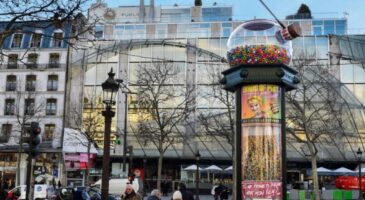 Harley Quinn fait son festival (de Quinn) et installe une machine à bonbons étonnante à Paris pour séduire les fans de cinéma