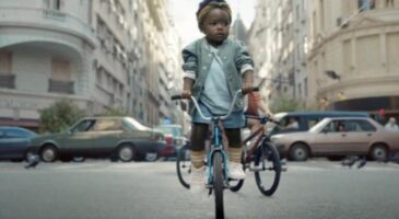 Evian fait revenir ses célèbres bébés evian dans une campagne fun, optimiste et engagée