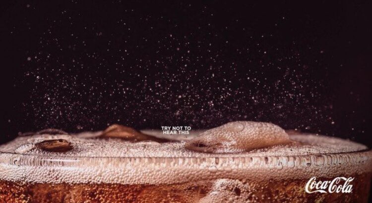 Coca-Cola invite la tendance de l'ASMR dans une campagne print détonante et étonnante
