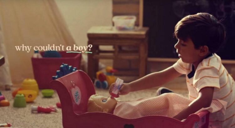 Hasbro invite les petits garçons à jouer la poupée pour une nouvelle normalité