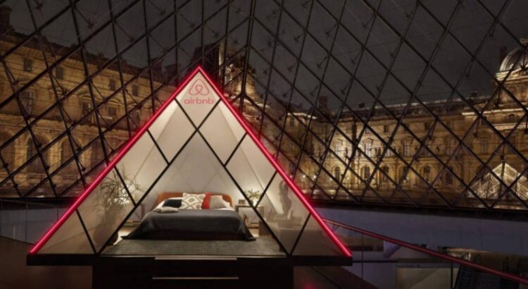Airbnb invite deux chanceux à dormir sous la Pyramide du Louvre, expérience folle en vue