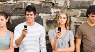 Les jeunes accros au mobile ? Tendance (une nouvelle fois) confirmée !