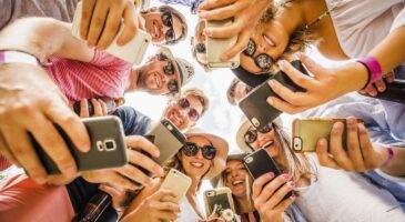 Plus de 7 jeunes sur 10 utilisent leur smartphone au moment des repas