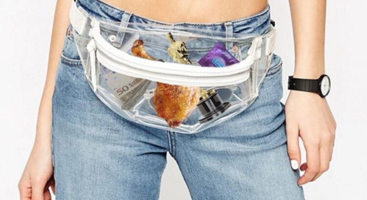 La banane, l'accessoire tendance qui revient en force auprès de la jeune génération