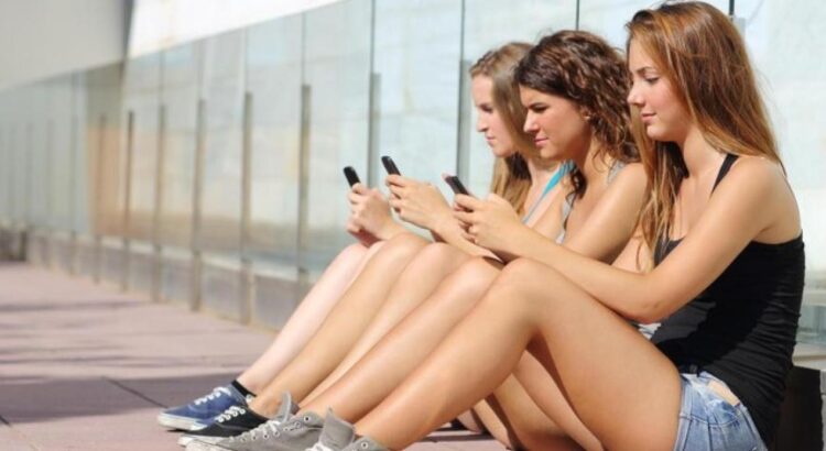 Des jeunes jamais loin de leur smartphone.