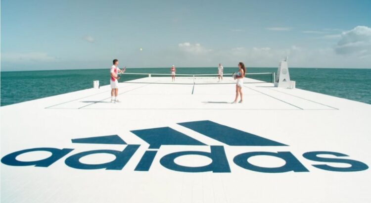 Adidas inaugure un terrain de tennis en pleine mer pour éveiller les consciences