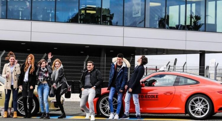 Porsche reprend la route auprès des jeunes avec son auto-école très spéciale