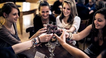 Lapéro-vin, la nouvelle tendance in real life qui séduit les jeunes