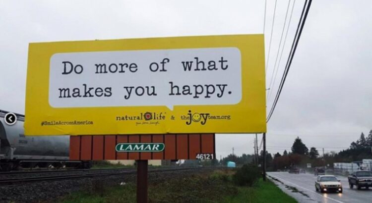 Le panneau publicitaire inédit pensé pour rendre heureux, de quoi donner le sourire aux jeunes ?