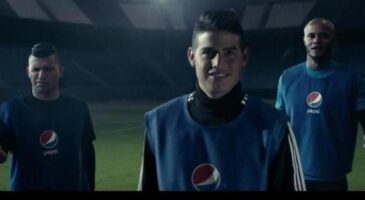 Pepsi dégaine son carton bleu et son équipe de stars pour séduire les jeunes amateurs de foot