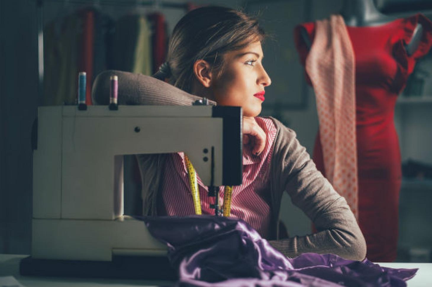 Девушка шьет. Пошив швейных изделий. Женщина швея. Швейная женщина. Книга я шью сама ромашкина.