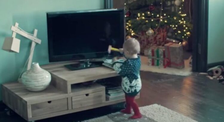 Samsung propose aux jeunes de casser leur TV pour Noël…ou presque