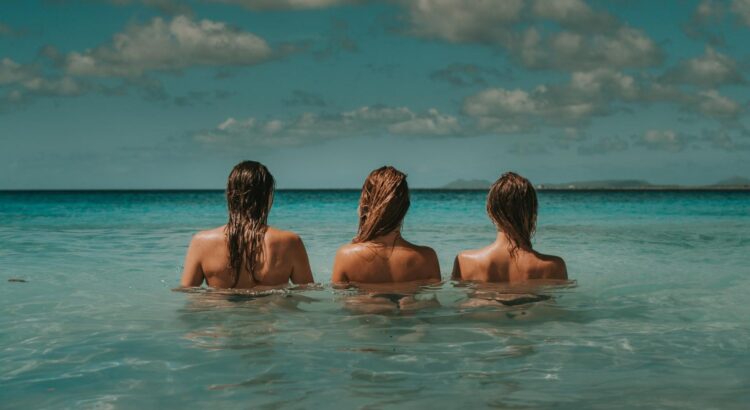 Les jeunes françaises, trop embêtées sur les plages pour se dénuder ?