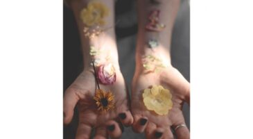Les fleurs séchées en bijoux de peau, relève des tatouages éphémères auprès des jeunes ?