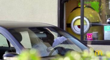 McDo : Les jeunes clients servis par un Minion, cest tout bon !