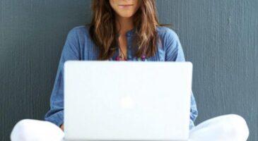 Hyper-connexion, addiction au mobile, sites préférés, le rapport des jeunes aux réseaux sociaux décrypté