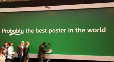 Carlsberg dévoile une affiche pub qui distribue de la bière aux passants, lexpérience passe un nouveau cap