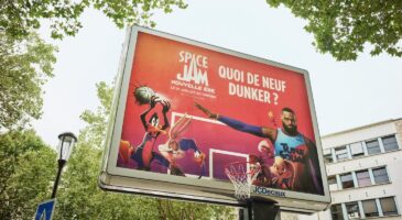 "Space Jam - Nouvelle Ere" transforme des panneaux publicitaires classiques en paniers de basket