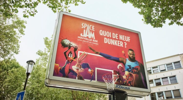 « Space Jam – Nouvelle Ere » transforme des panneaux publicitaires classiques en paniers de basket