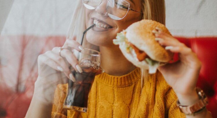 Food : 65% des 18-24 ans aiment manger seul devant un écran de temps en temps