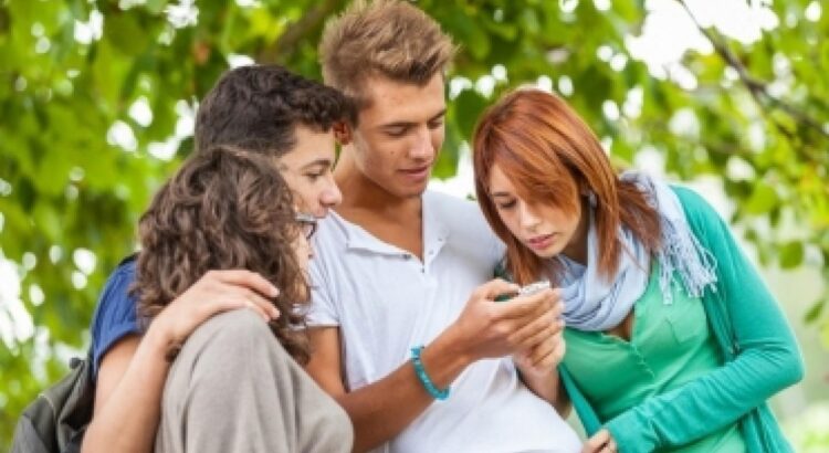 Les jeunes, toujours plus accros au mobile !