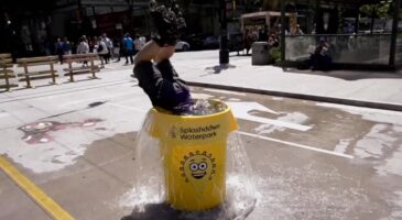 Marketing : Un parc d'attraction invite les jeunes à se jeter à l'eau pour des entrées gratuites, stratégie pertinente offline et online !