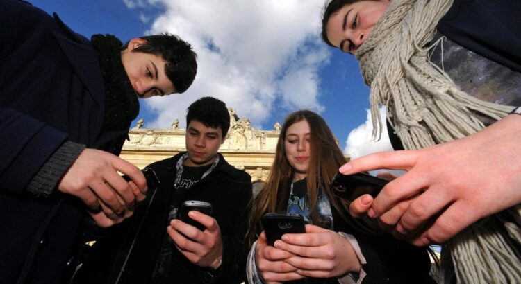 Les jeunes veulent tout faire avec leur mobile !