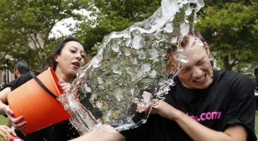 Ice Bucket Challenge : Azote liquide et eau bouillante pour relancer le défi auprès des jeunes en allant toujours plus loin ?
