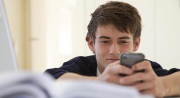 Tinder : Une campagne provocante et marquante pour lutter contre le trafic sexuel, l’application prise à son propre jeu