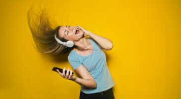 72% des jeunes Français écoutent de la musique sur leur smartphone