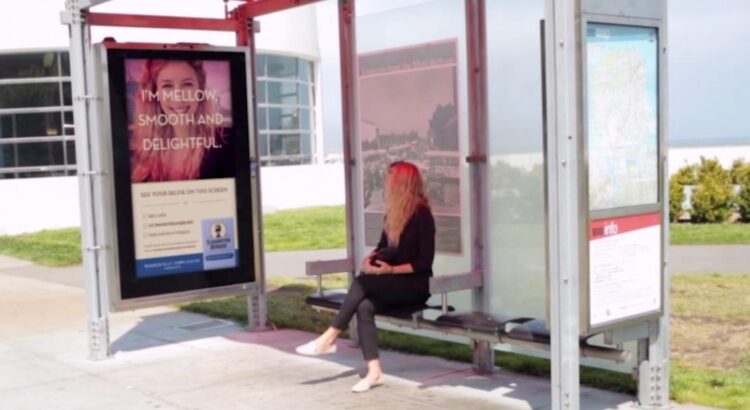 Des selfies affichés en pleine rue !