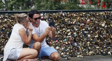 Ponts de Paris : Les selfies remplacent les cadenas d’amour, les jeunes dans le viseur