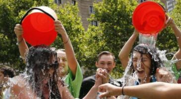 Facebook : ALS Ice Bucket Challenge, le défi des stars qui envahit le réseau social aux USA