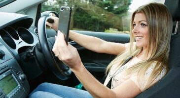 Un jeune conducteur sur quatre a déjà pris un selfie au volant, la tendance du #drivingselfie inquiète