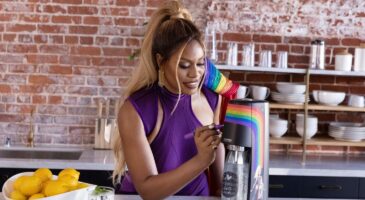 SodaStream célèbre le Pride Month avec Laverne Cox et sa "Rainbow Story"