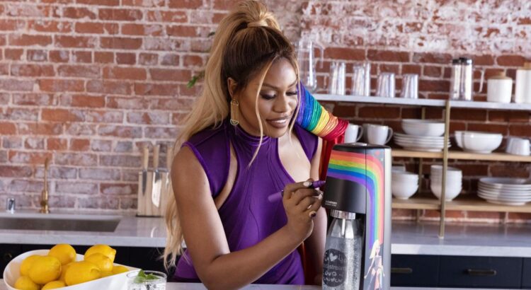 SodaStream célèbre le Pride Month avec Laverne Cox et sa « Rainbow Story »
