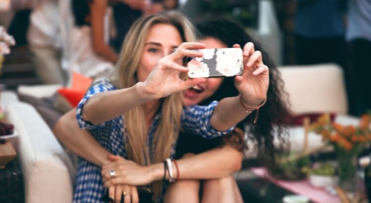 Le selfie séduit près d'un internaute sur trois.
