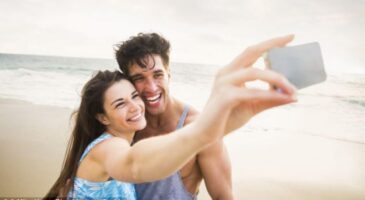 Le Relfie, la nouvelle tendance inspirée du selfie sur les réseaux sociaux