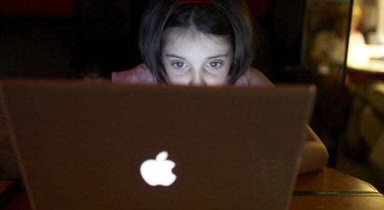 Les jeunes regardent des séries jusqu'à l'excès.