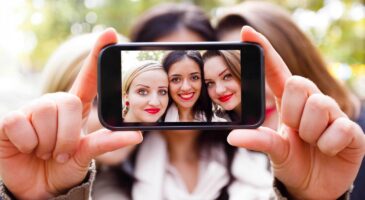 Mobile : Près d’un jeune sur deux poste des photos sur les réseaux sociaux via son smartphone