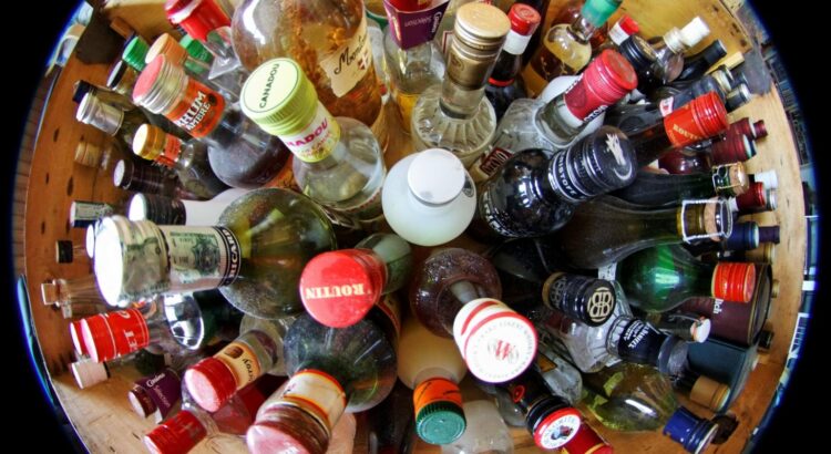 Les jeunes se disent conscients des risques liés à l'alcool mais le consomment tout de même.