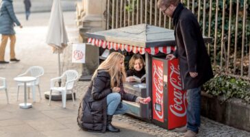 Coca-Cola : Un mini-kiosque pour promouvoir ses mini-canettes, l’happy communication toujours de rigueur !