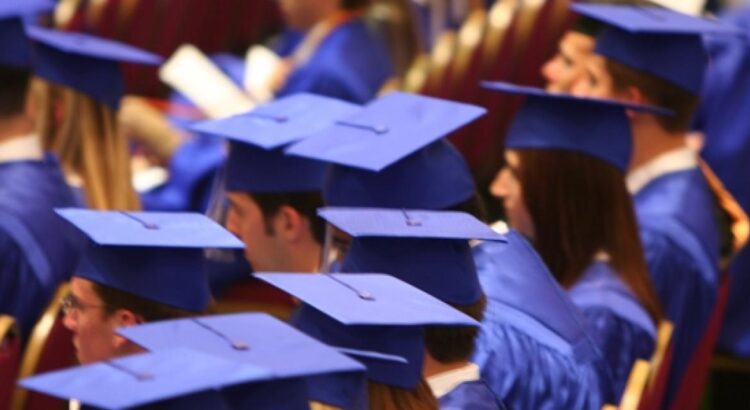 Les jeunes diplômés peinent à trouver la stabilité de l'emploi.