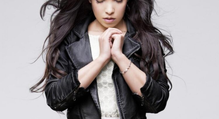 Indila reste bien mystérieuse...