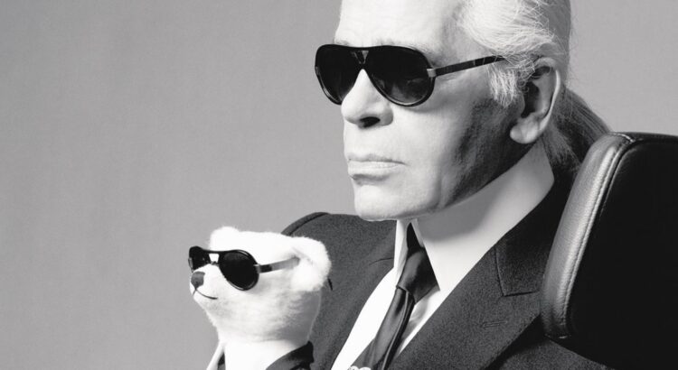 Karl Lagarfeld tente une nouvelle stratégie marketing pour promouvoir ses parfums.