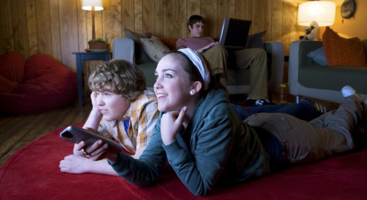 Les jeunes filles regardent souvent plus les programmes de télé-réalité que les garçons.