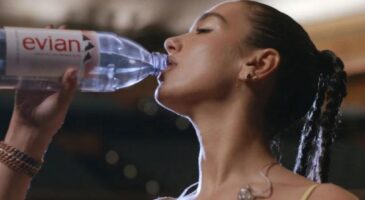 Evian fait chanter Dua Lipa dans une campagne plus vraie que jamais