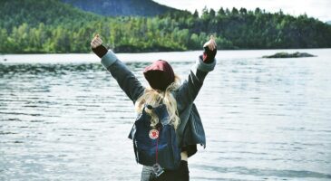 Un jeune Français sur deux prêt à partir en vacances coûte que coûte